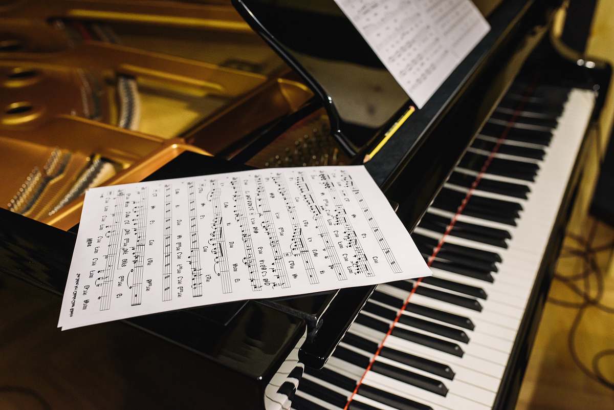 grand piano white paper on black piano leisure activities